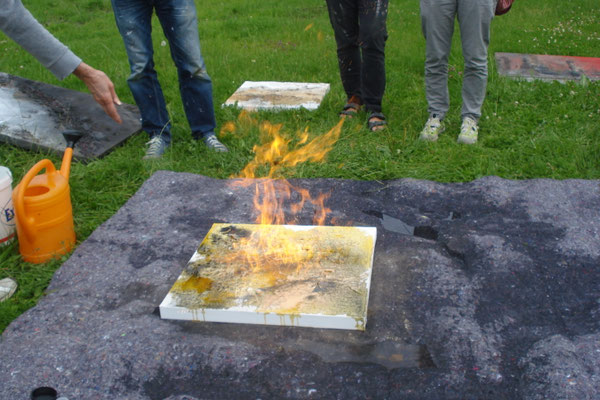 Die Flammen tanzen auf den Bildern