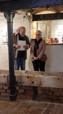 Der Galerist Manfred Bittner eröffnet die Ausstellung