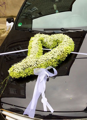 Hochzeitsfloristik - Autogesteck grünes Herz