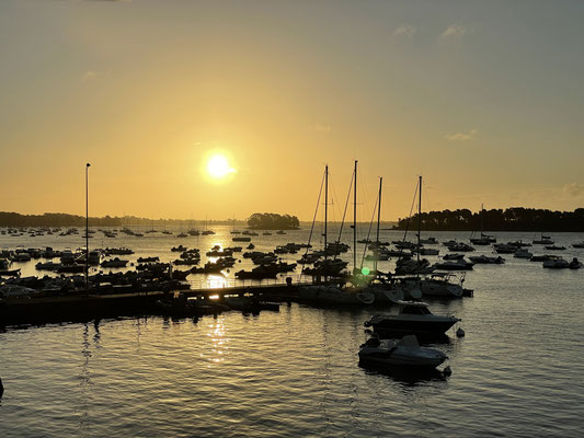 Sonnenaufgang im Hafen