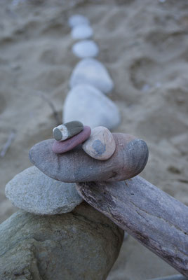Steinskulptur am Strand auf Zeit
