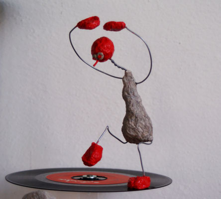 Serie: "Tonspurwechsel", Papiermachee auf Schallplatte, SOLD