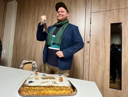 MRS-CO PRÄSIDENT KEVIN MIT TORTE 