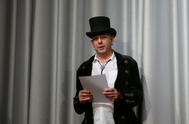 ALEXIS FÜHRT DURCHS PROGRAMM