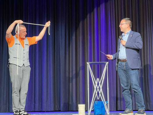 ROGER ZELLER MIT DEM BELPER GEMEINDERATS-PRÄSI.