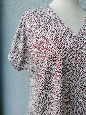 Shirt mit angeschnittenen Ärmeln und schmeichelhaftem V-Ausschnitt