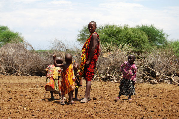 Massai mit Kindern in Kambi ya Chooka Tansania