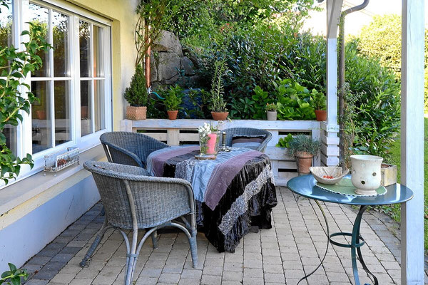 überdachte Terrasse und eigener Garten