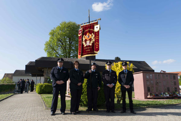 Noch vor dem Kommersabend legte die gesamte Einsatzabteilung gemeinsam mit der Ehren-& Altersabteilung einen Kranz zum Gedenken der verstorbenen Freunde und Kameraden auf dem Friedhof nieder. 