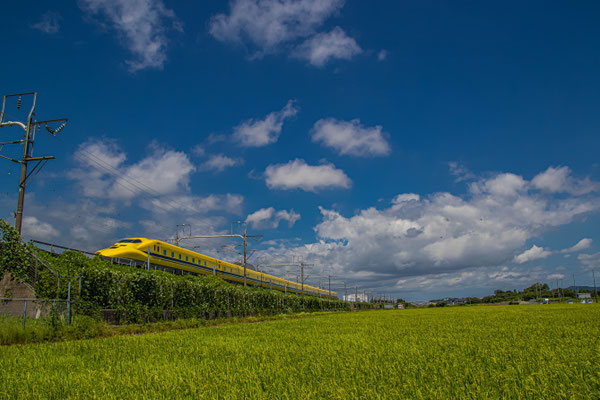 ユニークな雲とドクターイエロー