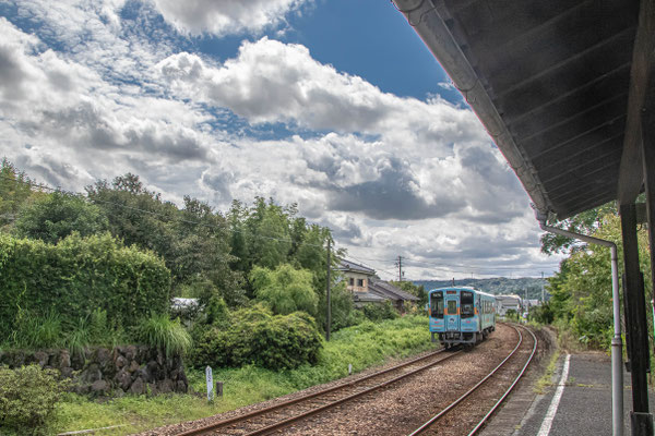 離れゆく駅舎　　　　