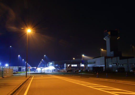 夜の静岡空港玄関