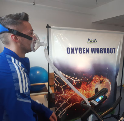 Donis Avdijaj (TSV Hartberg Fussball) am Ergometer beim Oxygen Workout