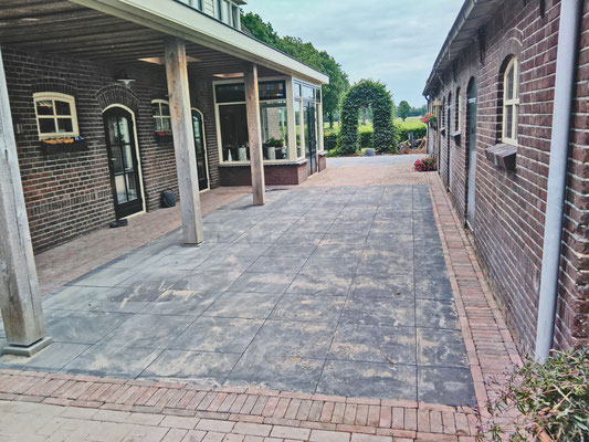 Boerderijtuin 60x60 tegels met rollaag gebakken klinkers. - Pijlbuitenleven