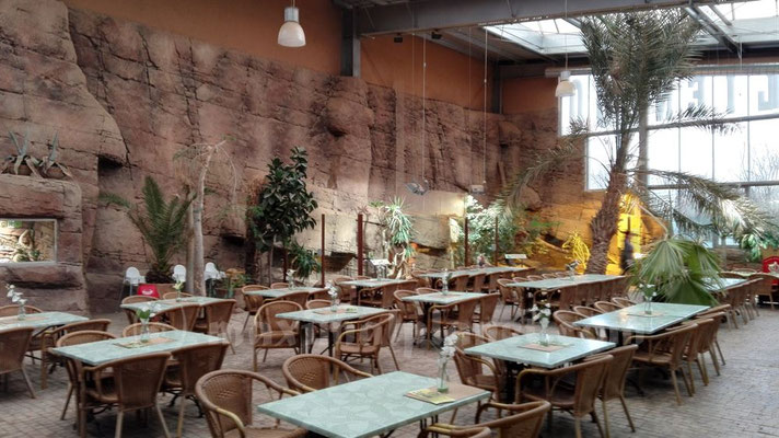 Sitzbereich Wüstenhalle im Reptilium Landau (c) maximalplanet.com 2017