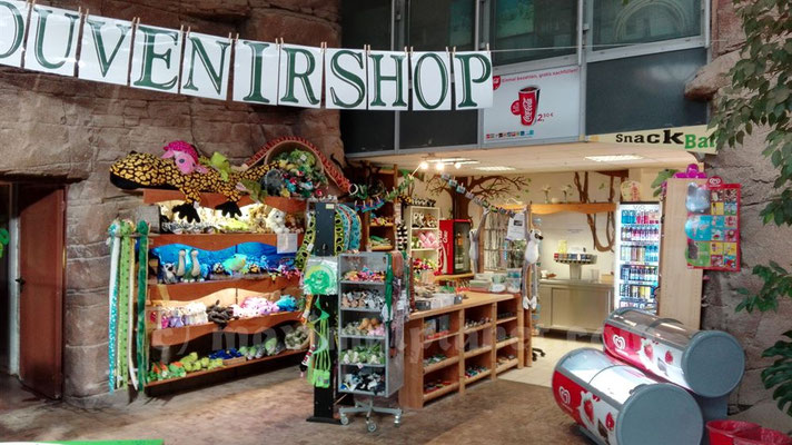 Souvenirshop Wüstenhalle im Reptilium Landau (c) maximalplanet.com 2017