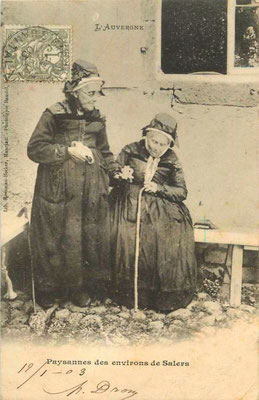 Paysannes dans les environs de Salers en 1903