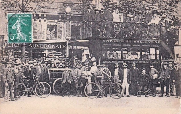 Autobus BALDEYROU à Paris devant La Ligue Auvergnate (Aurillac / Laguiole) en 1923
