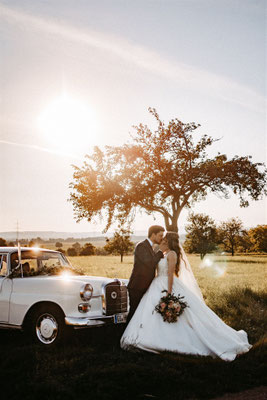 Hochzeit in Frankfurt mit ruhigem Paarmoment beim Hochzeitsauto