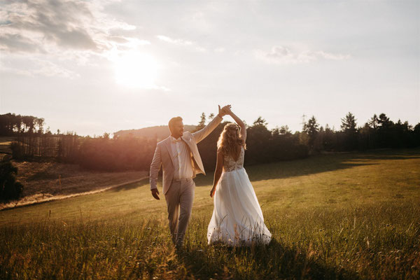 Hochzeitstanz beim Sonnenuntergang in Marburg