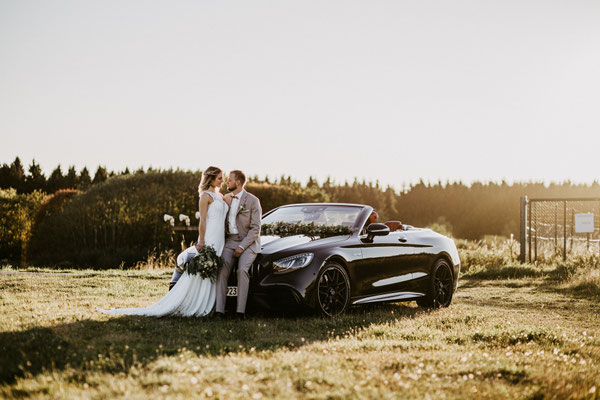 Brautpaar fotografiert mit dem Hochzeitsauto in Giessen