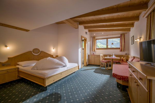 Gemütliches Zimmer in der Pension Bergkristall in Tux mit Balkon und Gletscherblick