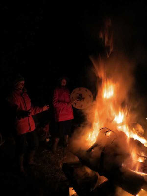 das Feuer lodert und wärmt