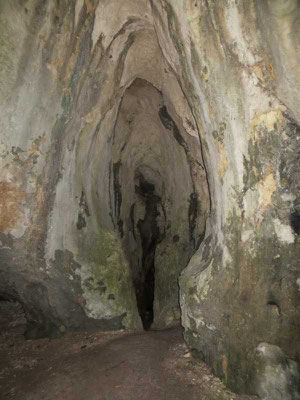 der Ein- als auch Durchgang zur Höhle, geformt wie eine Yoni