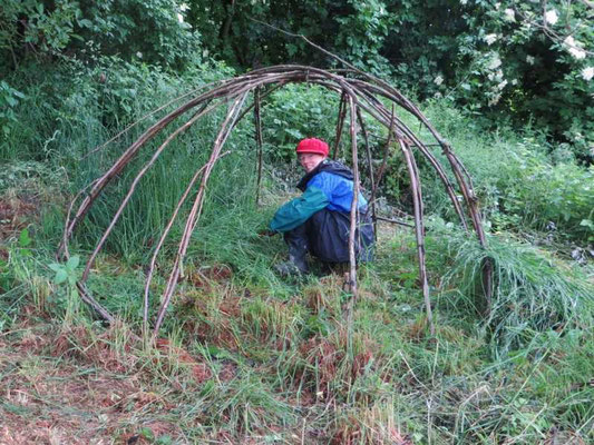 das Gras wird entfernt, der alten Schwitzhütte gedankt und diese dann abgebaut