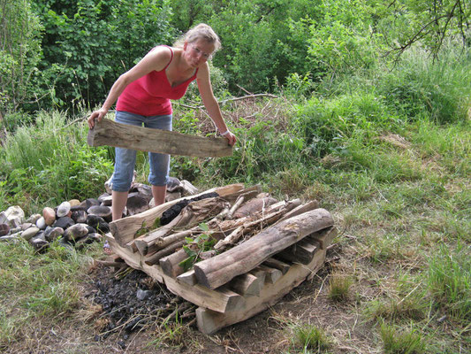 genügend trockenes Holz für das Feuer