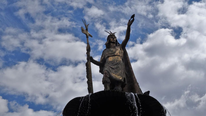 Inka - Denkmal in Lima mit Vogel