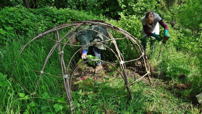 Schwitzhütte und Altar werden frei gelegt