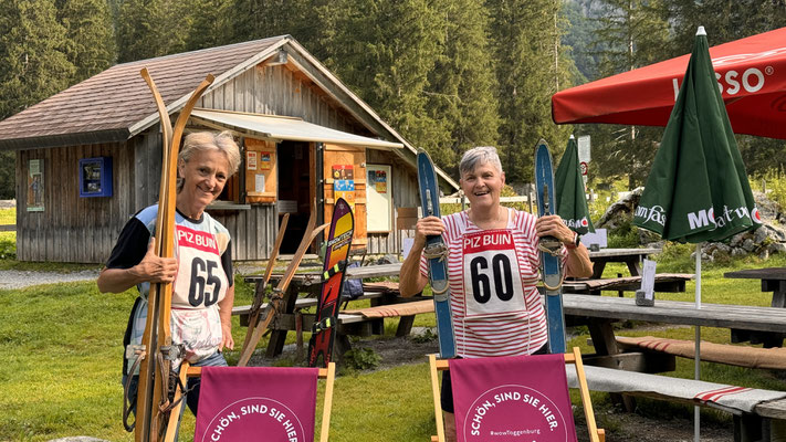 Liselotte und Christiana beim Dekorieren am Samstagmorgen