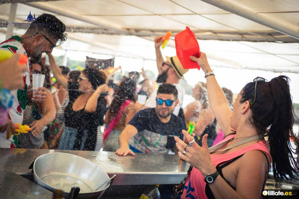 Copas y fiesta en barco en Cádiz