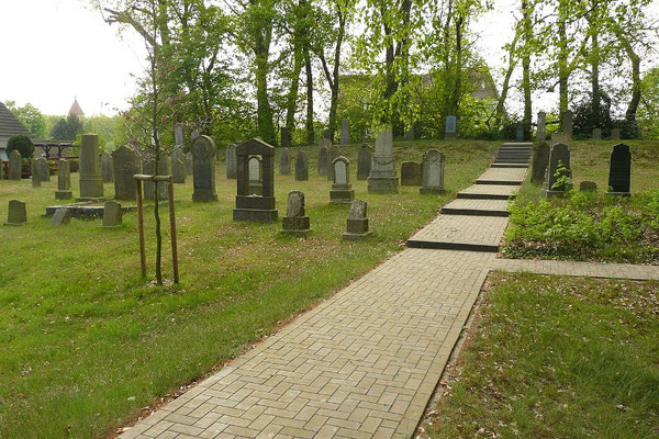 Jüdischer Friedhof (Aufn. W., 2009, aus: wikipedia.org, CCO und M.J.Schmidt, Oldenburg)
