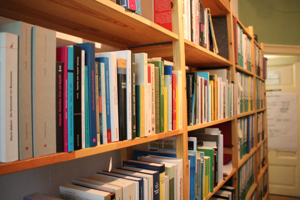 Bücherregal mit Material