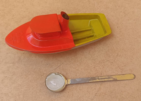 Canoa hut boat con vela. Ref 15171. 17 cms