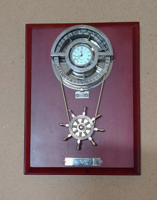 Reloj con calendario madera y metal. Ref 57046295. 22x16,5x3,5