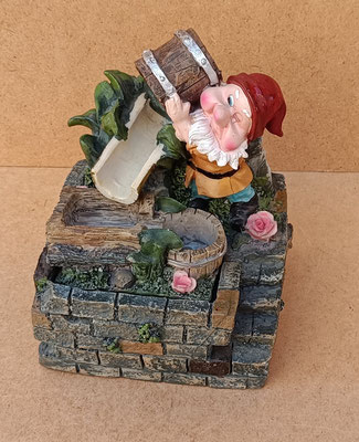 Fuente de resina enanitos. Ref Horm 152842. 15x13x12