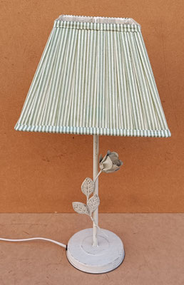 Lámpara de mesa metal. Base ref 9/332 (37x12). Pantalla seda ref 214256 (18x25)