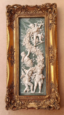 Cuadro ángeles con guirnalda resina. Ref 2346A. 56x29x6
