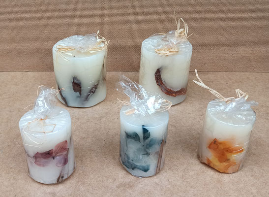 Vela aromático con flores secas