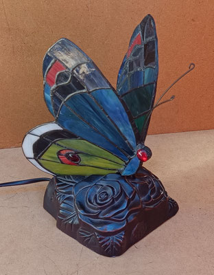 Lámpara tipo Tiffany mariposa. Ref 27808. 23x16x14
