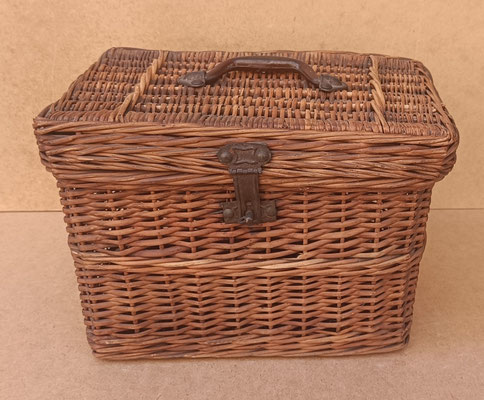 Cesto con tapa. 38x25x26