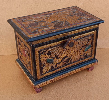 Caja madera tallada. 30x18x23