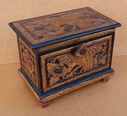 Caja madera tallada. 30x18x23