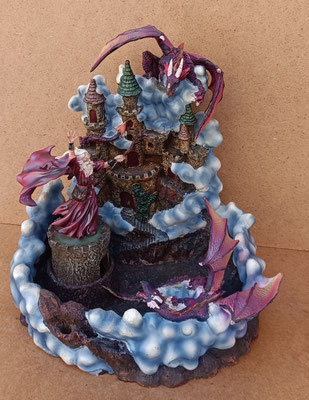 Figura mago con dragones resina. Ref 47114. 35x30x27