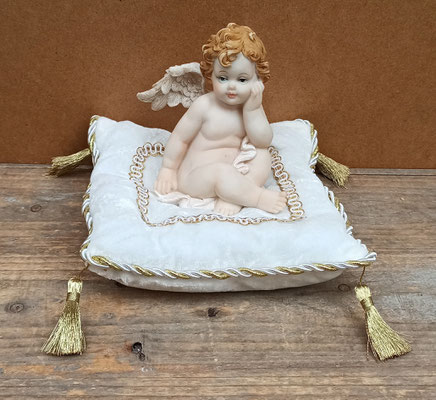 Ángel resina en cojín. Ref 100143B5. 15x15 cojín. 10x9