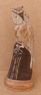 Búho de asta tallada base madera. Hecho a mano en Tailandia. Ref EL0160. 30x11x8