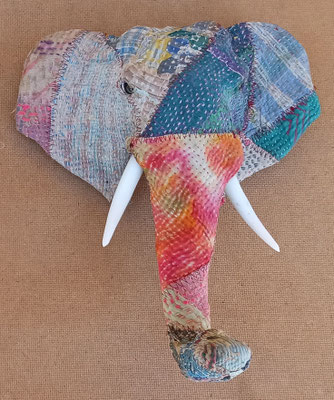 Cabeza de elefante forrada en tela. Ref 67958. 28x26x12.